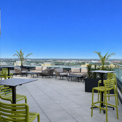 Terrasse mit blauem Himmel